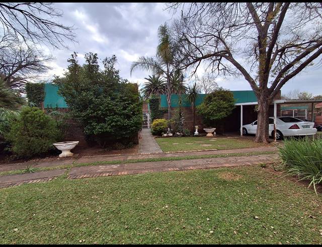 4 BEDROOM FREESTANDING FOR SALE IN STILFONTEIN EXT 3